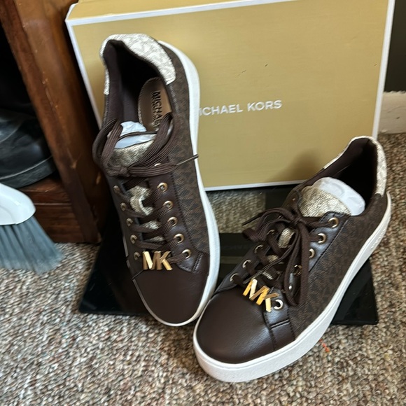 Poppy Color-Block Logo Sneaker - Picture 1 of 2